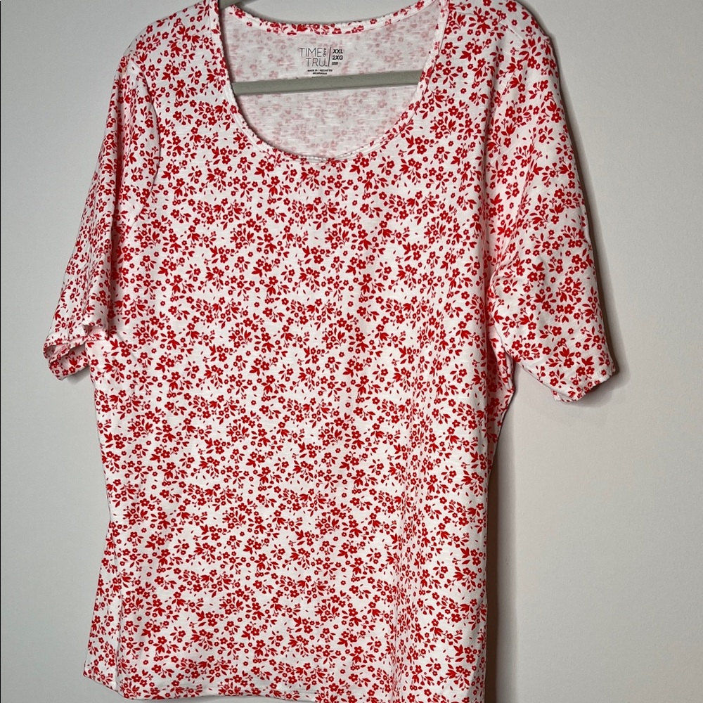 Time and Tru Women's Red and White Floral Short Sleeve Tee
